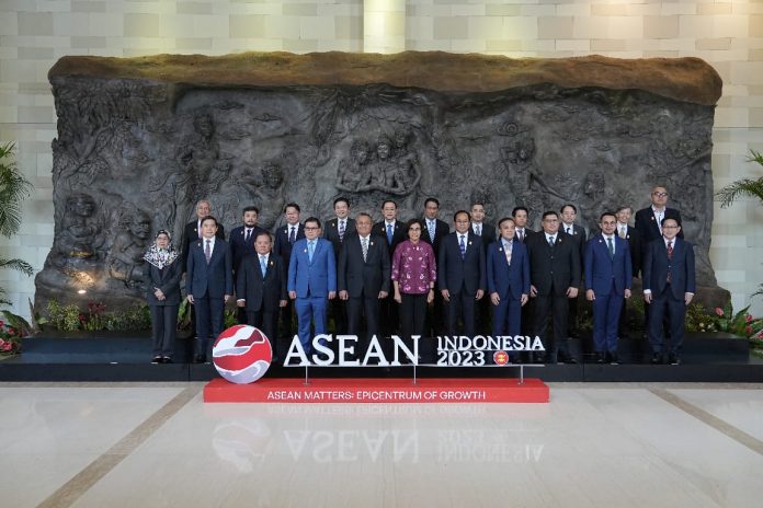Untuk menghadapi tantangan ASEAN