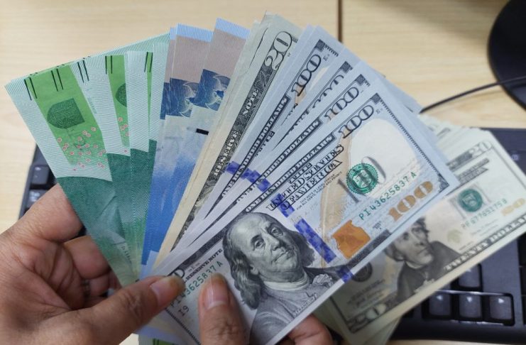 Rupiah Kamis Siang Melemah ke Rp16.900/USD; Dollar Global Rally 3 Hari, Volatilitas Harga Minyak