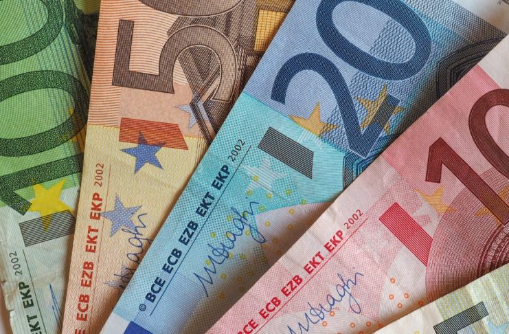 Euro Senin Sesi Asia Merosot Tertekan Penguatan Dolar AS